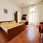 Apartments Jure - Ground Floor Studio-Apartments