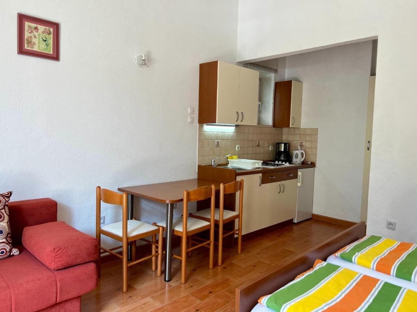 Jure - Ground Floor Studio-apartments * Makarska